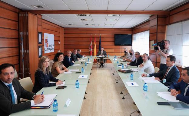 El consejero de Agricultura detalla su programa a las organizaciones en su primer Consejo Regional Agrario