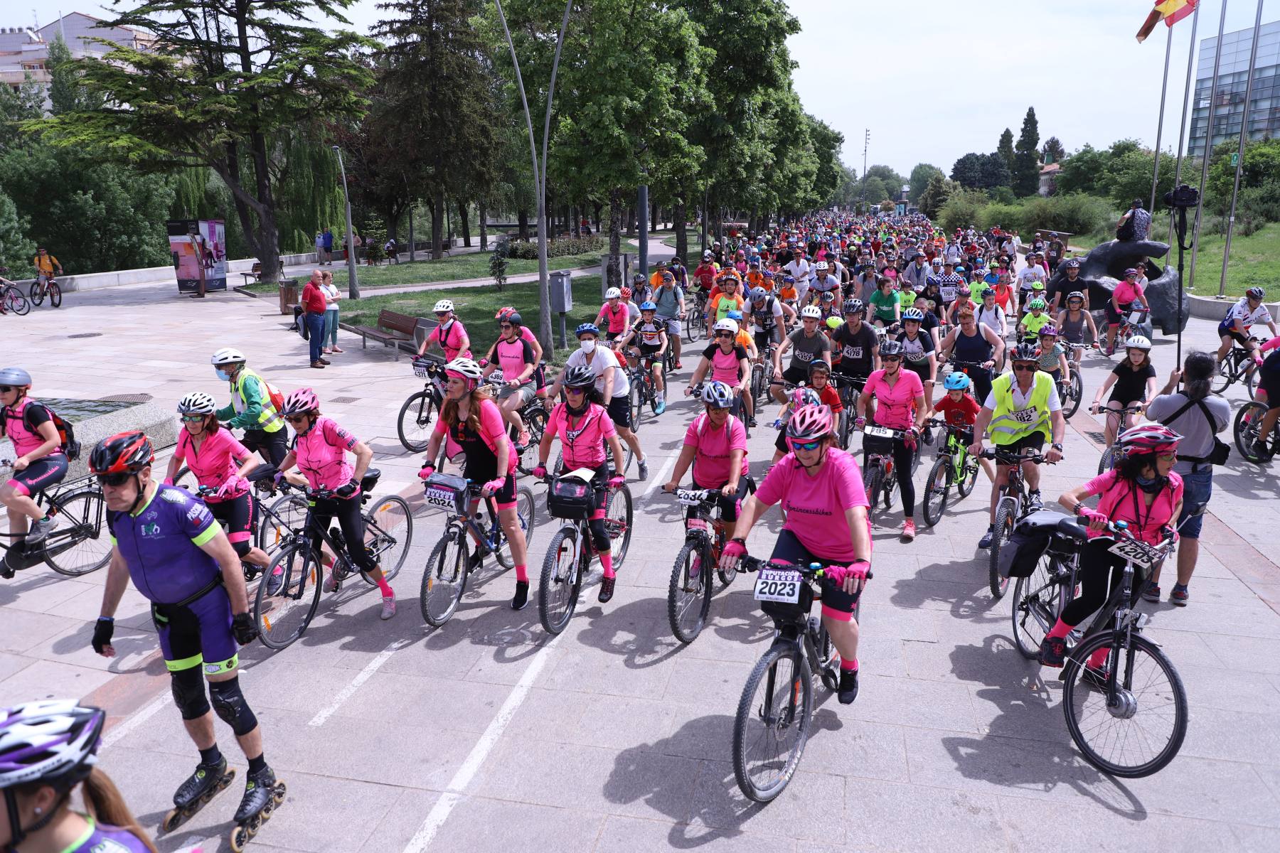 Miles de ciclistas toman las calles de Burgos