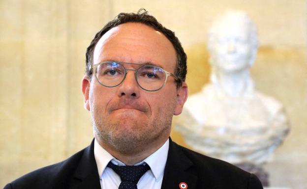 El nuevo ministro de Macron acusado de violación rechaza dimitir