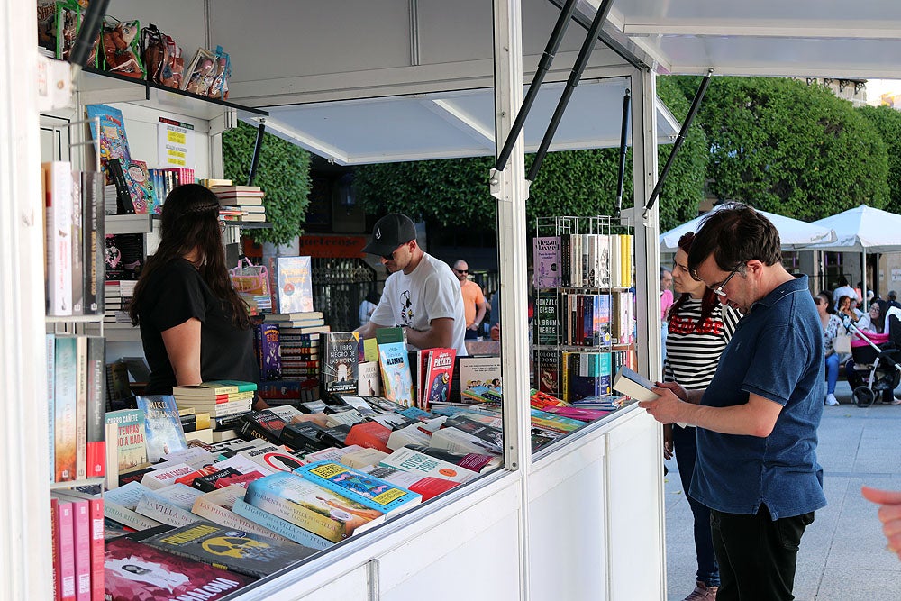 Público y calor acompañan a la Feria del Libro de Burgos en su primer fin de semana