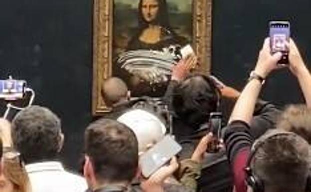 Un hombre disfrazado de mujer ataca con un pastel a 'La Gioconda'