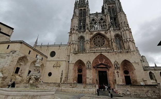 La AECC pide que no se fume en la plaza de Santa María de la Catedral de Burgos