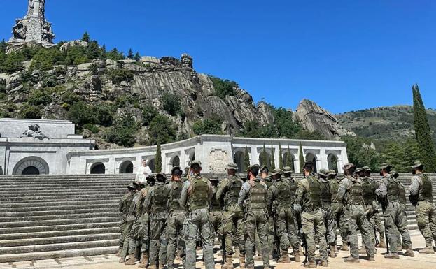 El Ejército cesa a un capitán por la ofrenda en el Valle de los Caídos