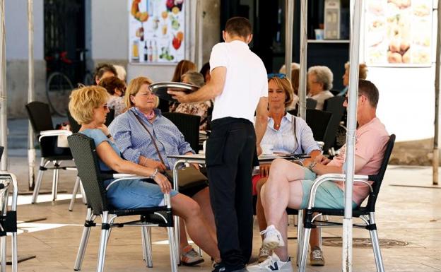 El paro cae a la mitad en una década en Burgos
