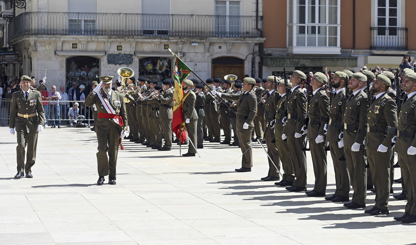 Los burgaleses juran la bandera y el ejército honra a sus caídos frente a la Catedral de Burgos