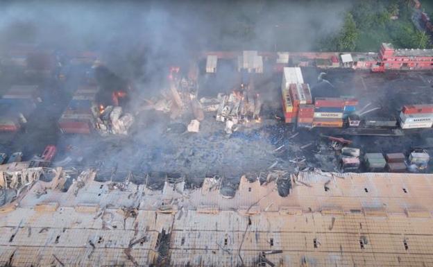Al menos 49 muertos en Bangladés al explotar un depósito de contenedores