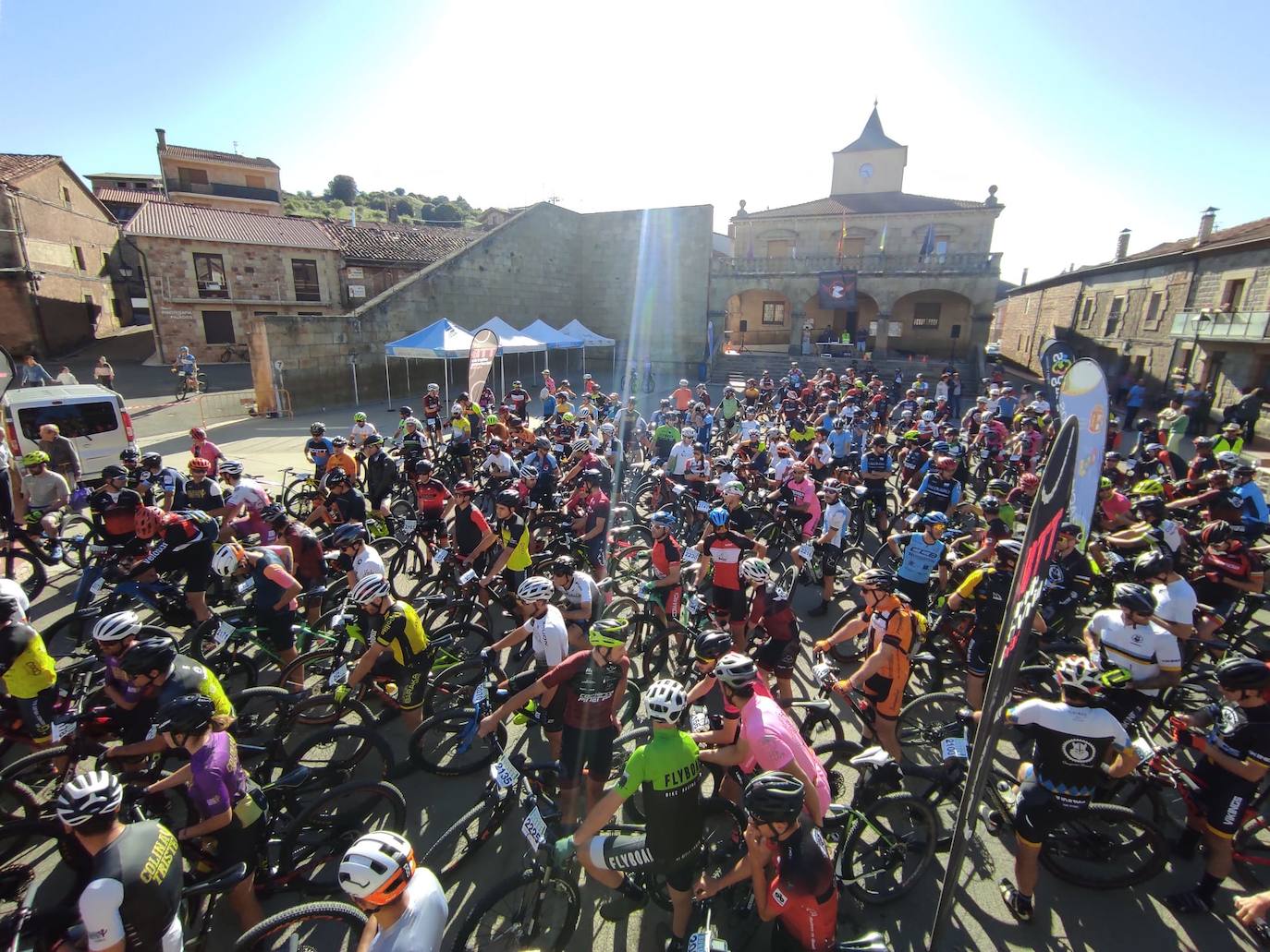 Cerca de 200 participantes disfrutan y sufren con la BTT Comarca de Pinares