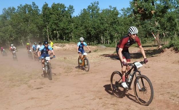 Cerca de 200 participantes disfrutan y sufren con la BTT Comarca de Pinares