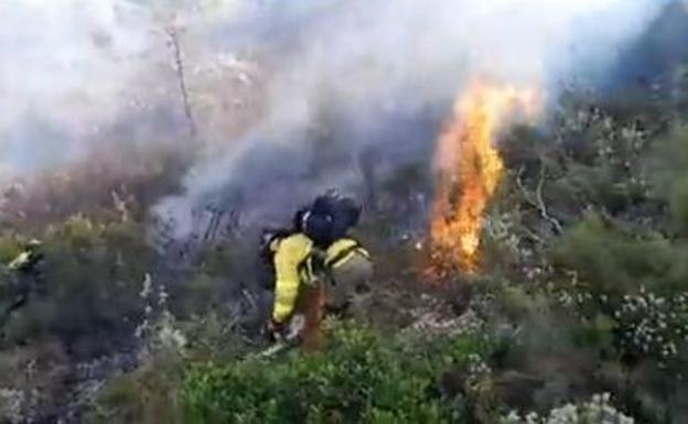 Más de 200 efectivos terrestres trabajan para controlar el incendio de Málaga