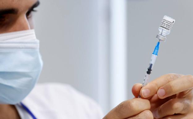 El 67% de los efectos secundarios notificados a la Aemps son de las vacunas contra la covid