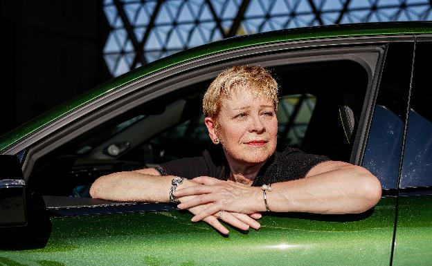 Linda Jackson, CEO de Peugeot: «Vamos a reducir el coste de los coches eléctricos en un 40% de cara a 2030»