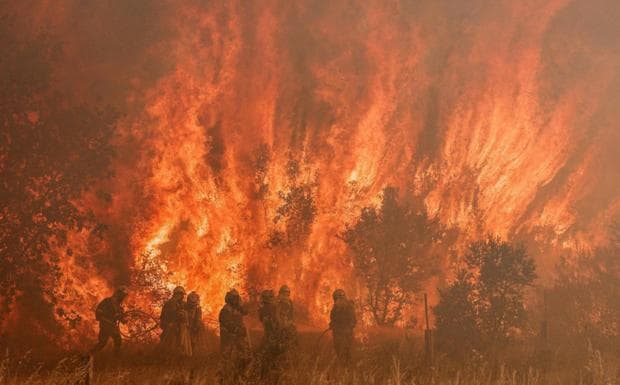 Los vecinos desalojados por el incendio de Zamora vuelven a sus casas tras una noche de mejora