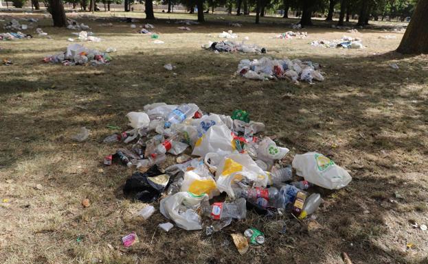 El Parral amanece bajo toneladas de basura tras el Curpillos