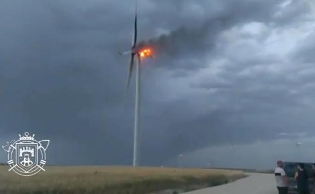 Arde un aerogenerador en Medinilla de la Dehesa