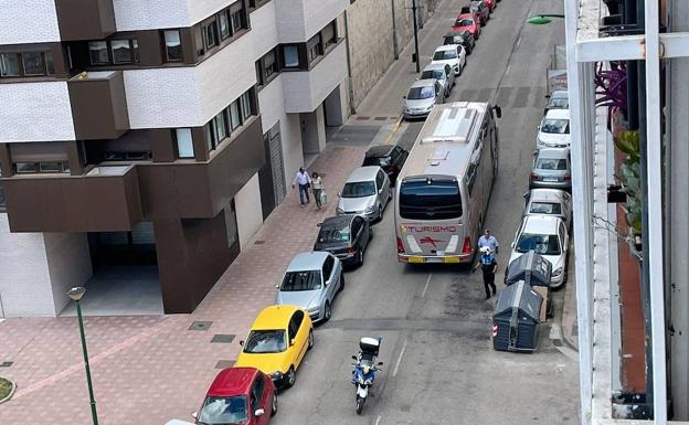 Continuos atascos de vehículos grandes en la calle San Francisco por seguir las indicaciones erróneas del GPS