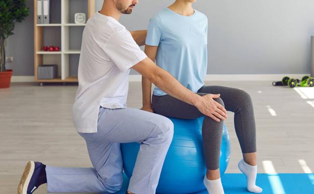 La fisioterapia, una profesión muy demandada en una sociedad envejecida y con secuelas por la pandemia