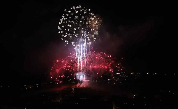 Los fuegos artificiales están sin contrato a dos días del inicio de los Sampedros, según el PP