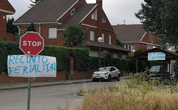 Villatoro amanece con carteles que exigen un recinto ferial en el arranque de los Sampedros