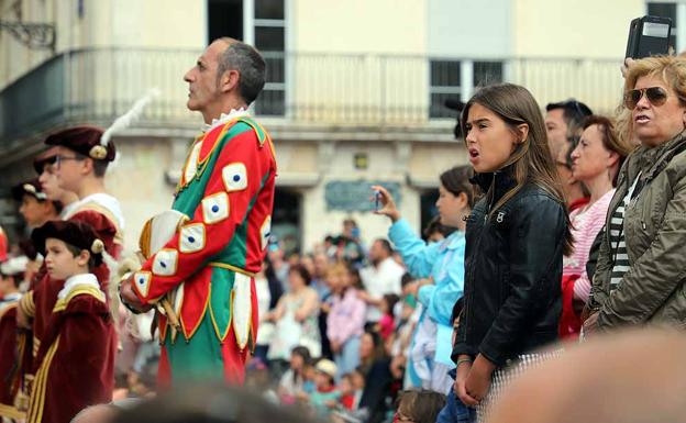 Cientos de burgaleses ponen la emoción a las fiestas al entonar el himno a Burgos