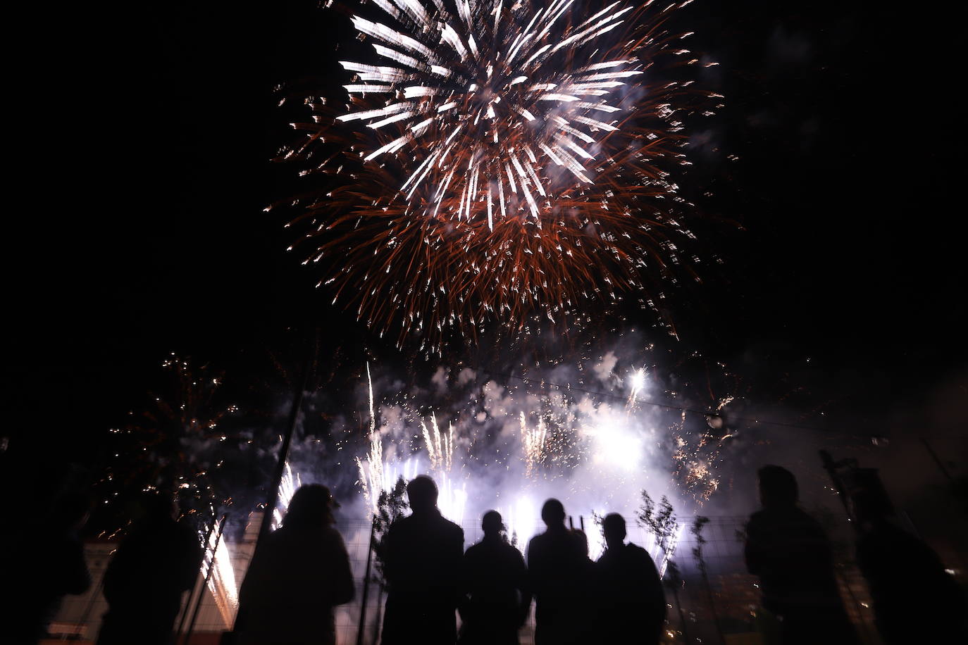 Música, luz y color se unen en el cielo burgalés para inaugurar los Sampedros