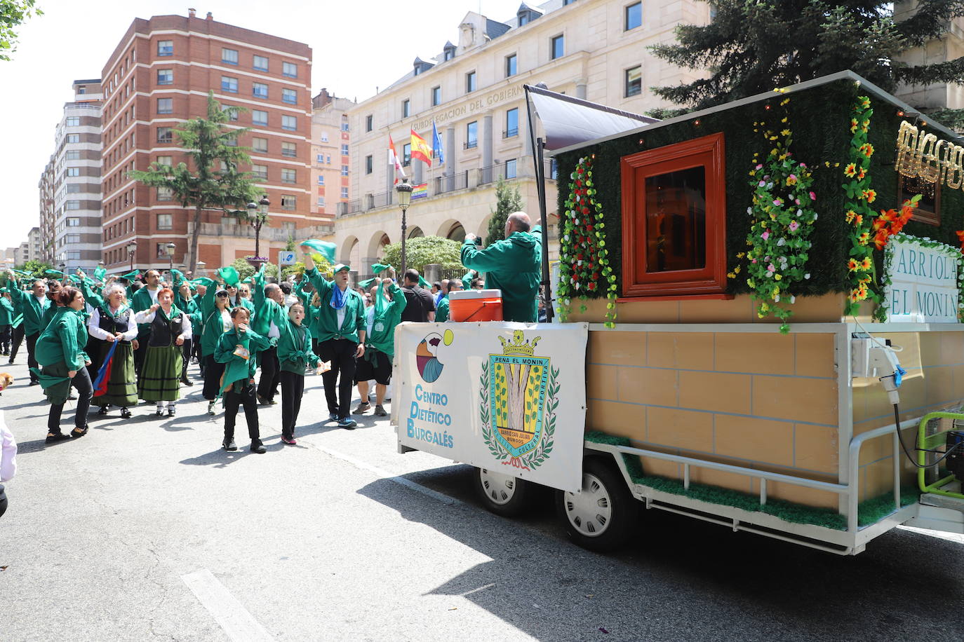 Las carrozas asombran a los burgaleses en la cabalgata de peñas