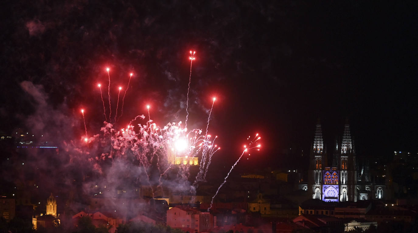 Los fuegos artificiales iluminan Burgos desde el Puente de Castilla