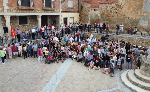 Zazuar reinaugura su plaza Mayor 62 años después