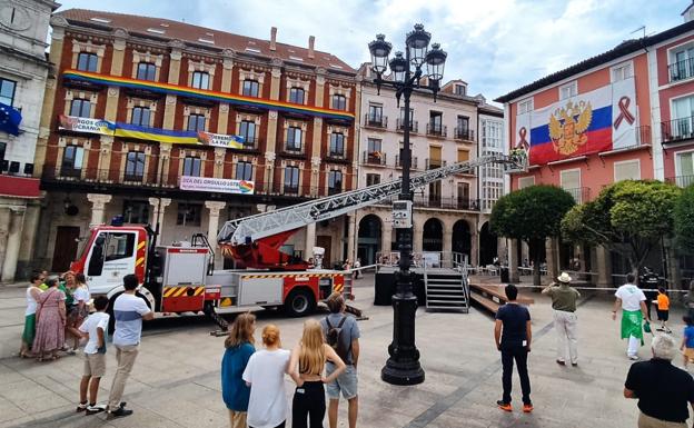 Retirada una gran bandera rusa con la cinta de San Jorge de la plaza Mayor de Burgos