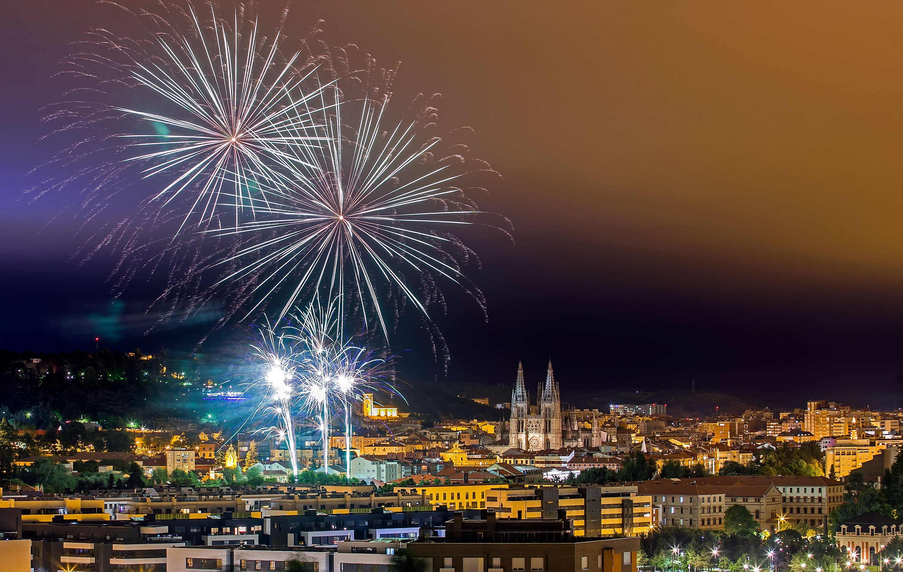 Los fuegos iluman Burgos en su día grande