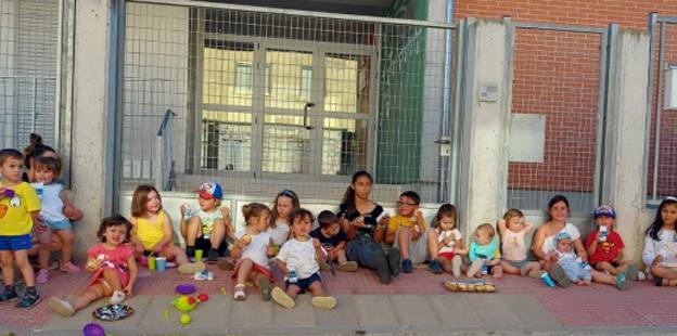 Recogen firmas para solicitar el comedor escolar en el colegio de Sotillo de la Ribera