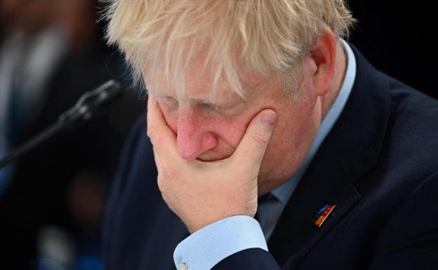 Boris Johnson resiste a una cascada de dimisiones en su Gobierno