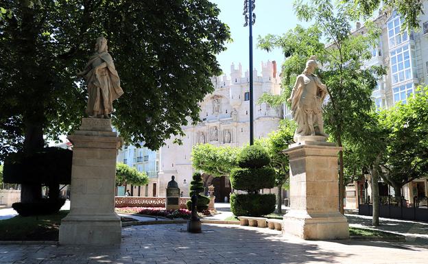 Las esculturas del Paseo del Espolón lucen renovadas