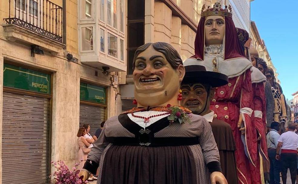 Los gigantones, gigantillos y cabezudos conquistan Burgos