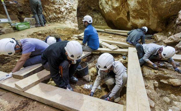 Halladas unas lascas de sílex de 30.000 años de un individuo que talló en Atapuerca