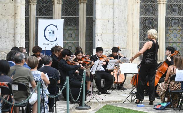 La orquesta del Burgos International Music Festival entona el patio del claustro de la Catedral