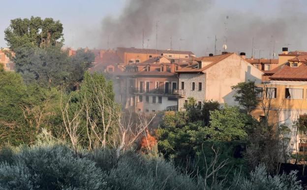 Un incendio calcina parte de la ribera del río Bañuelos en el centro de Aranda