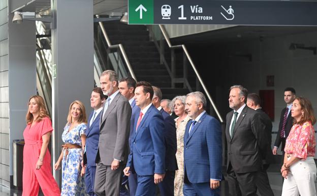 El rey Felipe VI y Pedro Sánchez llegan en el primer AVE a Burgos