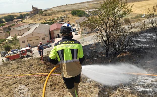 Los vecinos controlan dos incendios en la provincia de Burgos