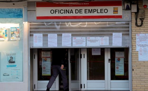 El empleo se frena bruscamente y sube el paro en el peor julio de la historia