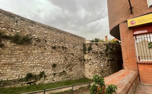 Un toldo reaviva la polémica del cenador instalado en la muralla de Burgos