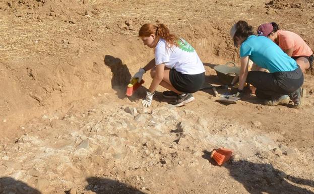 Hallan varios mosaicos en una excavación romana en Toledo