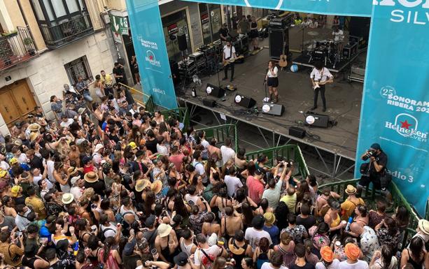 Sonorama retrasa una hora los conciertos y refuerza el camping por el viento tras la tragedia de Cullera