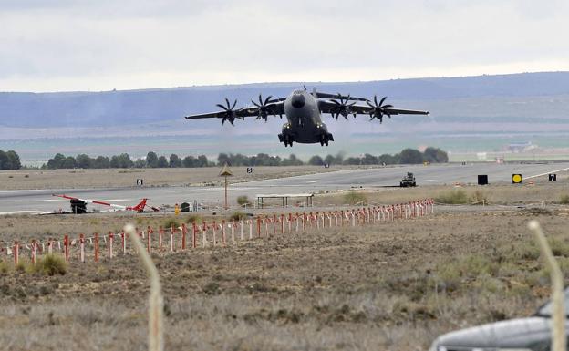 España ultima otro envío de armamento a Ucrania: acorazados, misiles y munición