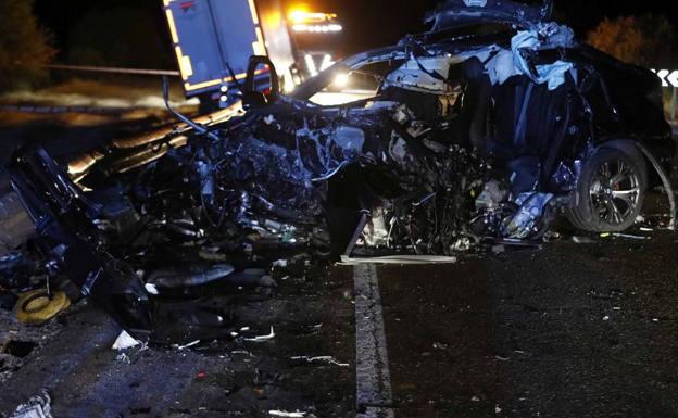 Dos fallecidos, entre ellos un menor, en una colisión entre un coche y un camión en Peñafiel