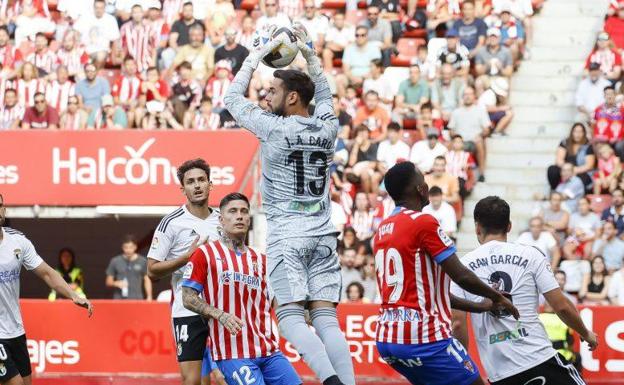 El muro del Burgos CF detiene a un Sporting desesperado