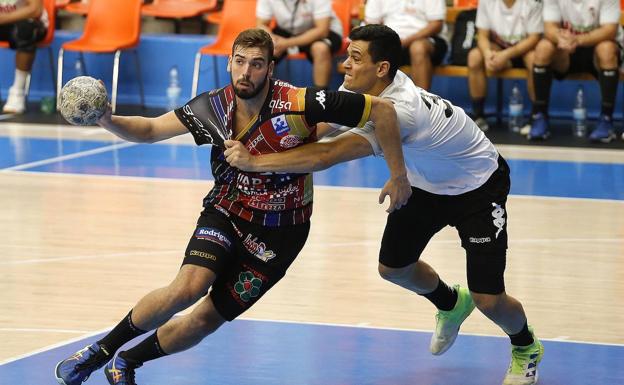 El Ademar León impone su calidad ante un correoso Balonmano Nava