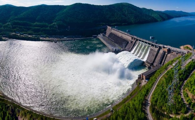 Verde, pero no perfecta: pros y contras de transformar el agua en electricidad