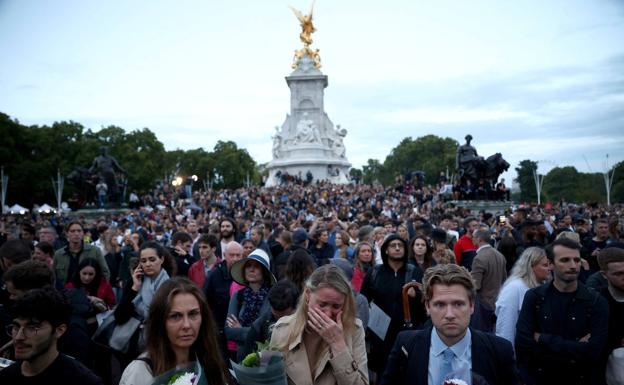 Una multitud despide en Londres a su reina mientras el mundo guarda luto