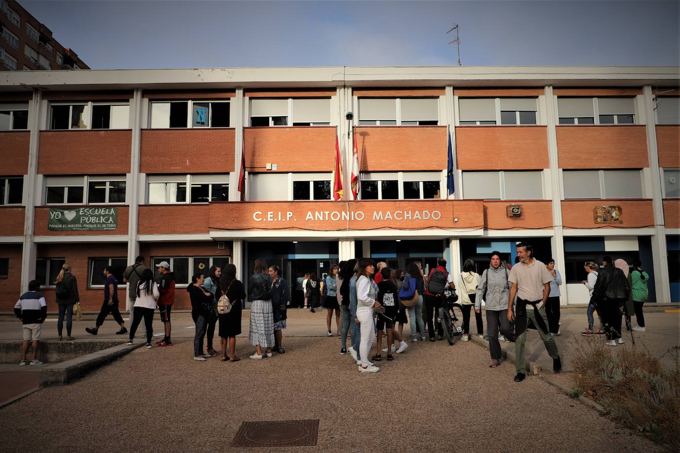 Los niños burgaleses regresan al colegio en una jornada de reencuentros y normalidad