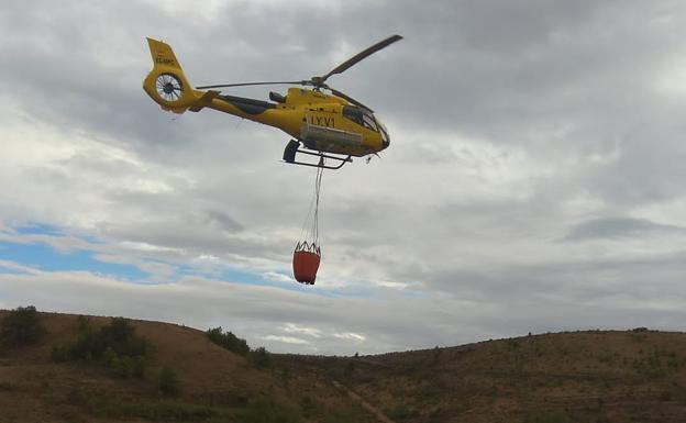 Helicópteros y aviones luchan contra el incendio de Villoruebo